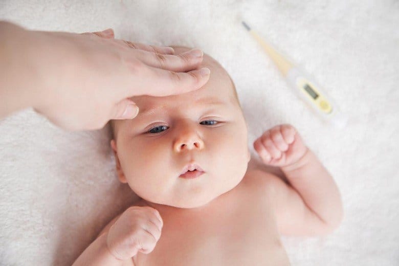 Cách chăm sóc trẻ sơ sinh bị sốt