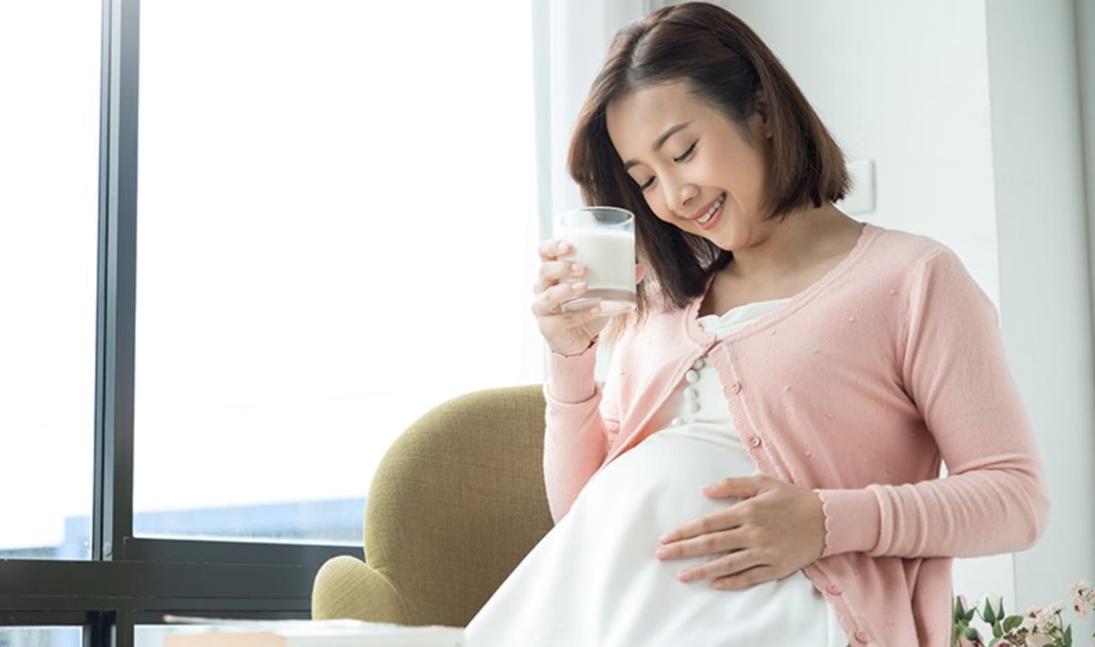 Tại sao mẹ bầu nên uống sữa trong thời kỳ mang thai?